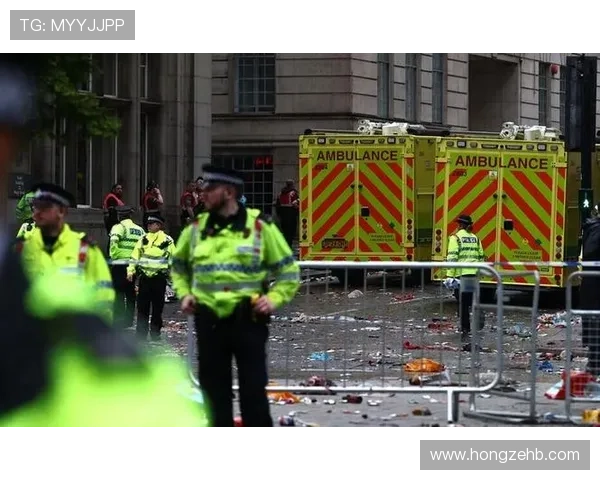 公交司机穿利物浦球衣遭切尔西球迷围攻后被解雇引发热议